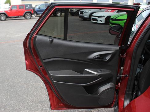 Used 2025 Chevrolet Trax LT FWD image 16