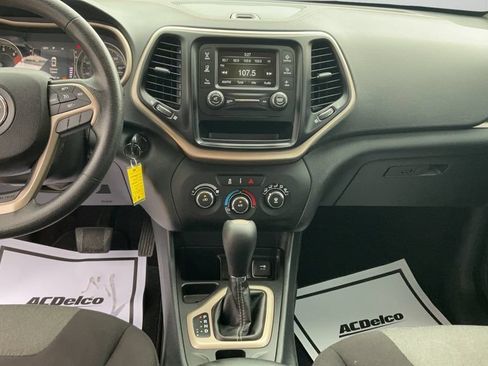 Used 2016 Jeep Cherokee Sport FWD image 22