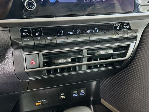 Used 2025 Toyota Camry SE w/ Convenience Package FWD image 23