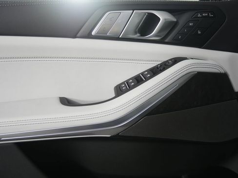 New 2026 BMW X7 xDrive40i w/ M Sport Package AWD/4WD image 8