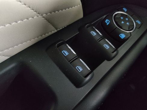 Used 2018 Ford Explorer Platinum image 27