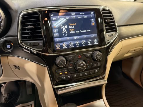 Used 2021 Jeep Grand Cherokee Limited w/ Luxury Group II image 17