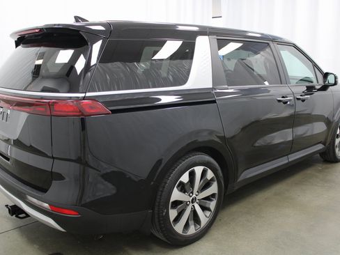 Used 2022 Kia Carnival LX image 5