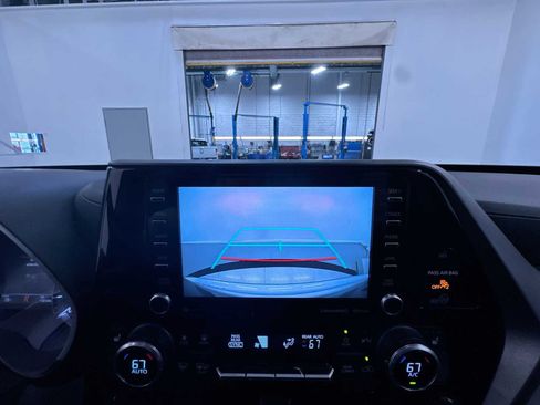 Used 2021 Toyota Highlander XLE AWD/4WD image 28