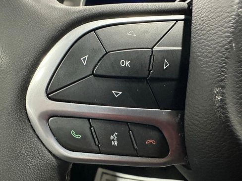 Used 2023 Chrysler Pacifica Touring-L image 19