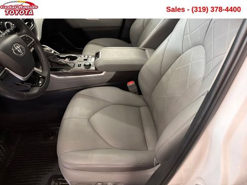 Used 2024 Toyota Highlander Platinum image 10