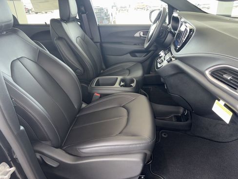 New 2026 Chrysler Pacifica Select image 17