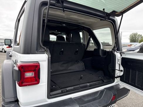 Used 2025 Jeep Wrangler Unlimited Rubicon AWD/4WD image 17