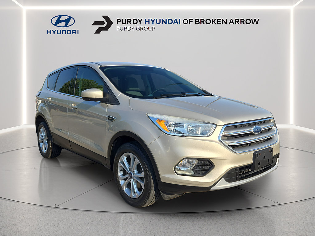 Used 2017 Ford Escape SE FWD image 1