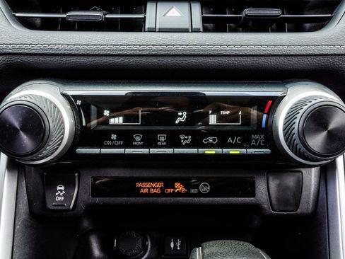 Used 2019 Toyota RAV4 LE FWD image 23