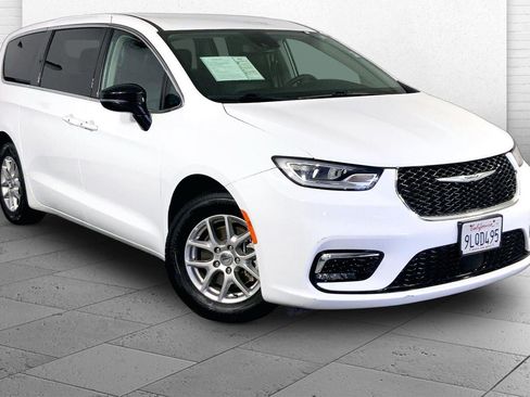 Used 2024 Chrysler Pacifica Touring-L FWD image 1