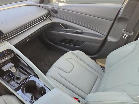 Used 2025 Hyundai Elantra Limited image 18