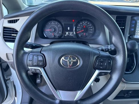 Used 2017 Toyota Sienna LE image 26