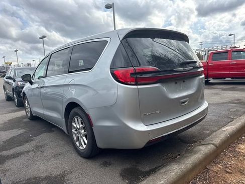 Used 2024 Chrysler Pacifica Touring-L image 6