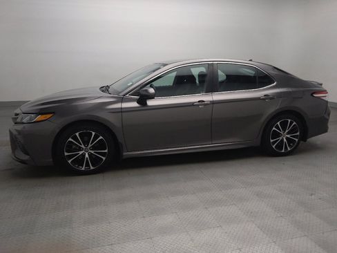 Used 2020 Toyota Camry SE FWD image 2