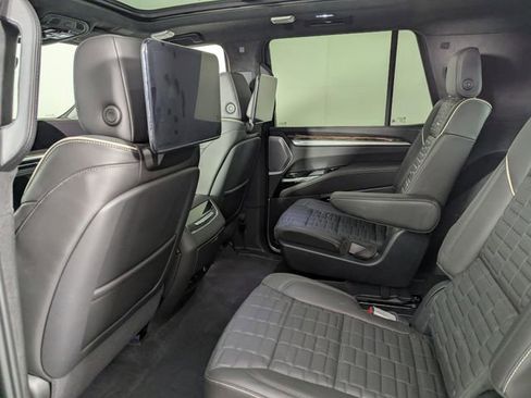 Used 2025 Cadillac Escalade Premium Luxury Platinum image 16