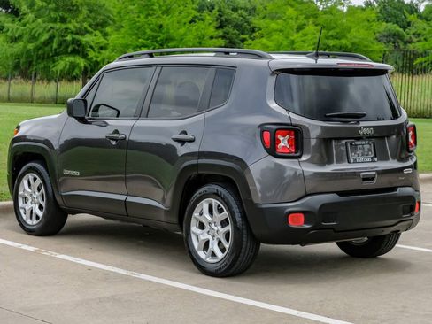 Used 2018 Jeep Renegade Latitude FWD image 15