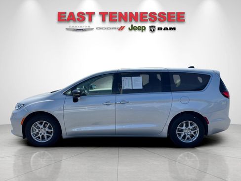 Used 2024 Chrysler Pacifica Touring-L FWD image 6