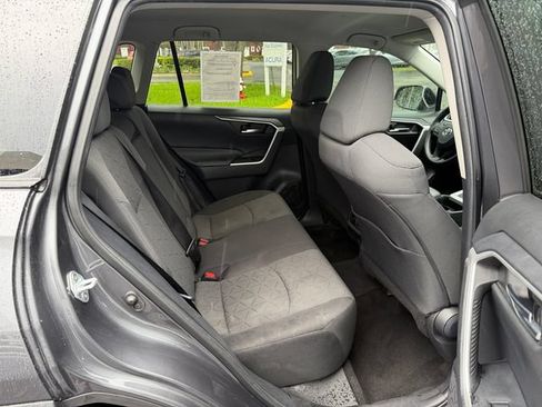 Used 2021 Toyota RAV4 XLE AWD/4WD image 17