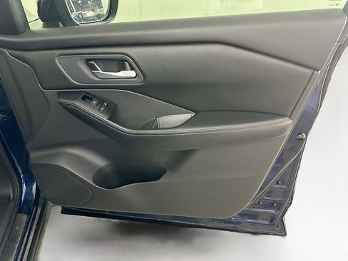 Used 2025 Nissan Rogue SV image 32