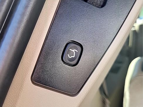 Used 2015 Chrysler Town & Country Touring w/ Driver Convenience Group FWD image 28