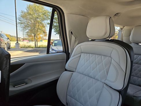 New 2025 Lincoln Navigator L Black Label image 4
