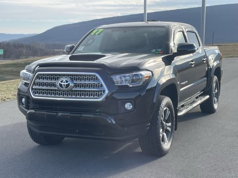 Used 2017 Toyota Tacoma TRD Sport w/ Tow Package (A/T) image 8