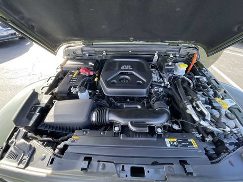 Used 2022 Jeep Wrangler Unlimited Sahara w/ Cold Weather Group image 30