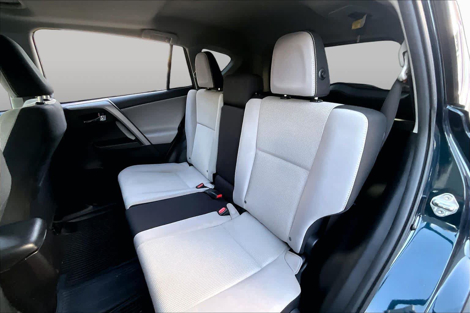 Used 2017 Toyota RAV4 XLE AWD/4WD image 21