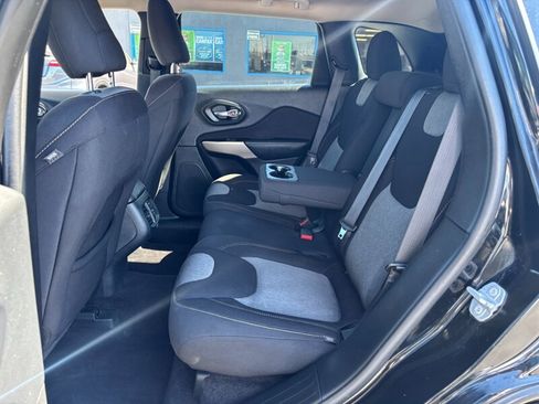 Used 2018 Jeep Cherokee Latitude w/ Altitude Package FWD image 8