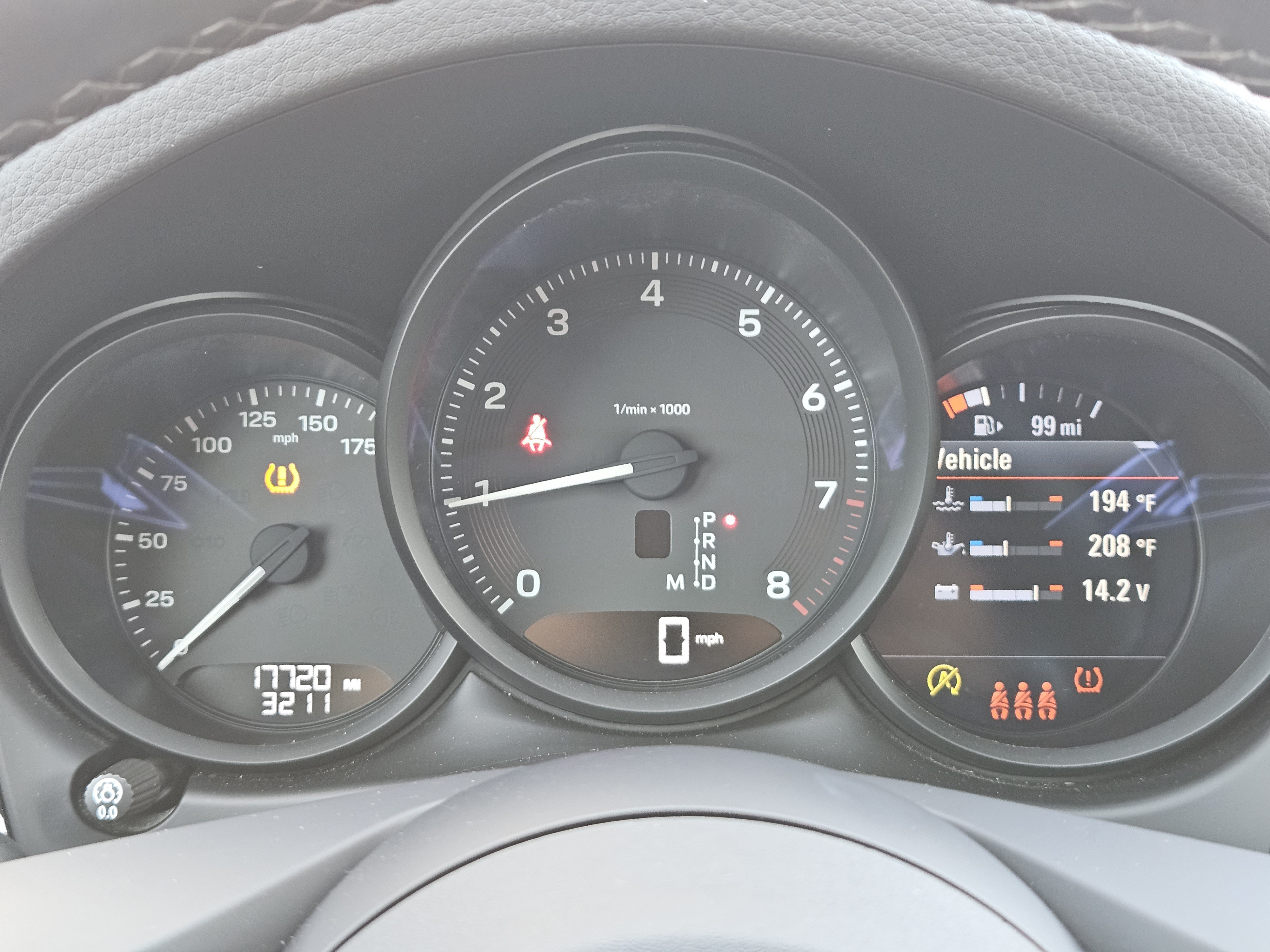 Certified 2023 Porsche Macan AWD/4WD image 16