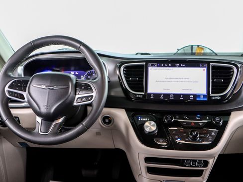 Used 2023 Chrysler Pacifica Touring-L image 17