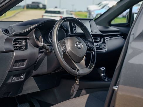 Used 2018 Toyota C-HR XLE FWD image 19