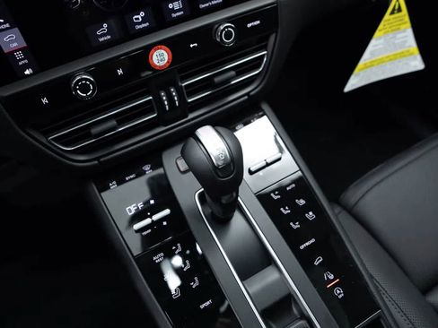 Certified 2026 Porsche Macan AWD/4WD image 27