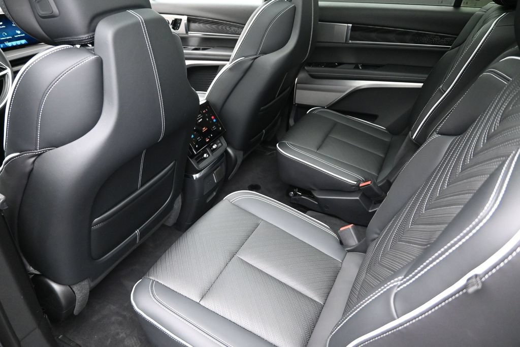 Used 2026 Cadillac Vistiq Platinum w/ LPO, Floor Liner Package AWD/4WD image 24