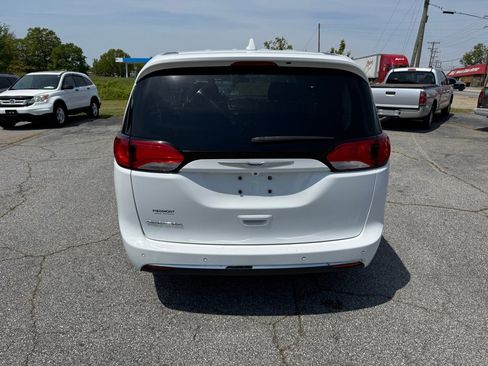 Used 2018 Chrysler Pacifica Touring Plus image 6