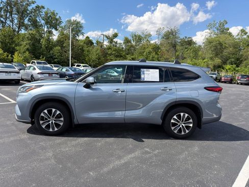 Used 2022 Toyota Highlander XLE AWD/4WD image 3