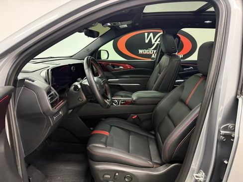 Used 2024 Chevrolet Traverse RS image 11