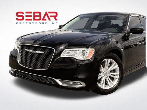 Used 2020 Chrysler 300 Touring w/ Driver Convenience Group RWD image 3