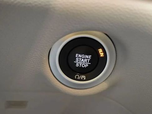 Used 2024 Chrysler Pacifica Touring-L FWD image 29