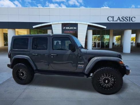 Used 2022 Jeep Wrangler Unlimited Sahara w/ Cold Weather Group AWD/4WD image 9