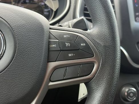 Used 2019 Jeep Cherokee Latitude w/ Popular Appearance Group FWD image 23