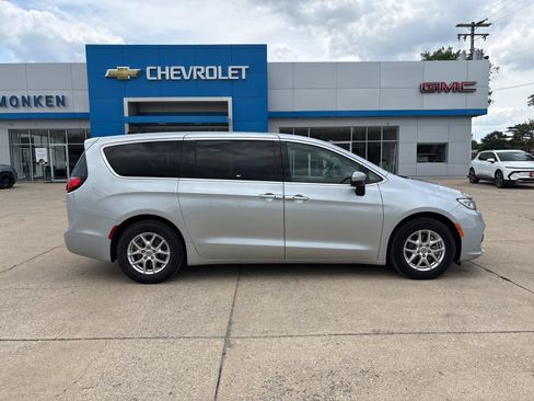 Used 2023 Chrysler Pacifica Touring-L FWD image 2