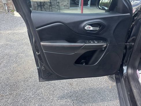 Used 2015 Jeep Cherokee Trailhawk AWD/4WD image 12