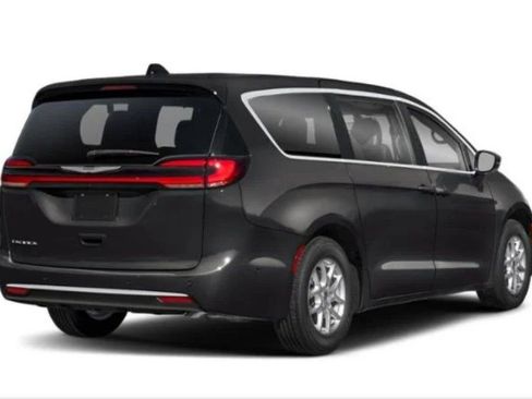 Used 2026 Chrysler Pacifica Limited FWD image 2