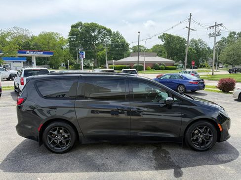 Used 2019 Chrysler Pacifica Touring-L Plus FWD image 3
