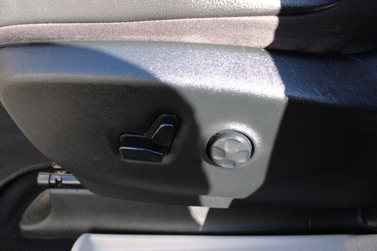 Used 2020 Chrysler Pacifica Touring-L FWD image 34