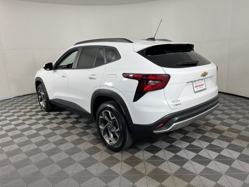 Used 2025 Chevrolet Trax LT w/ LT Convenience Package image 3