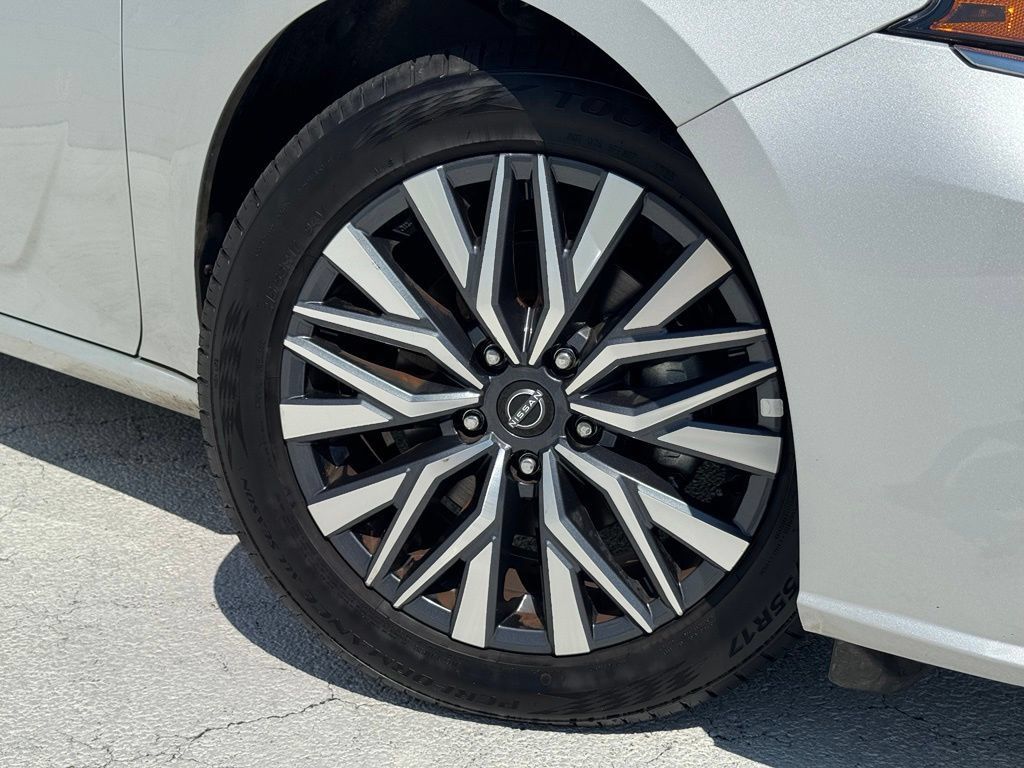Used 2025 Nissan Altima 2.5 SV FWD image 6