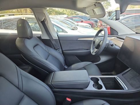 Used 2022 Tesla Model Y Long Range image 8